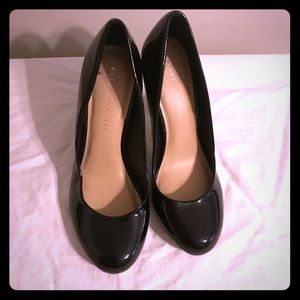 Black patent leather pumps size 8
